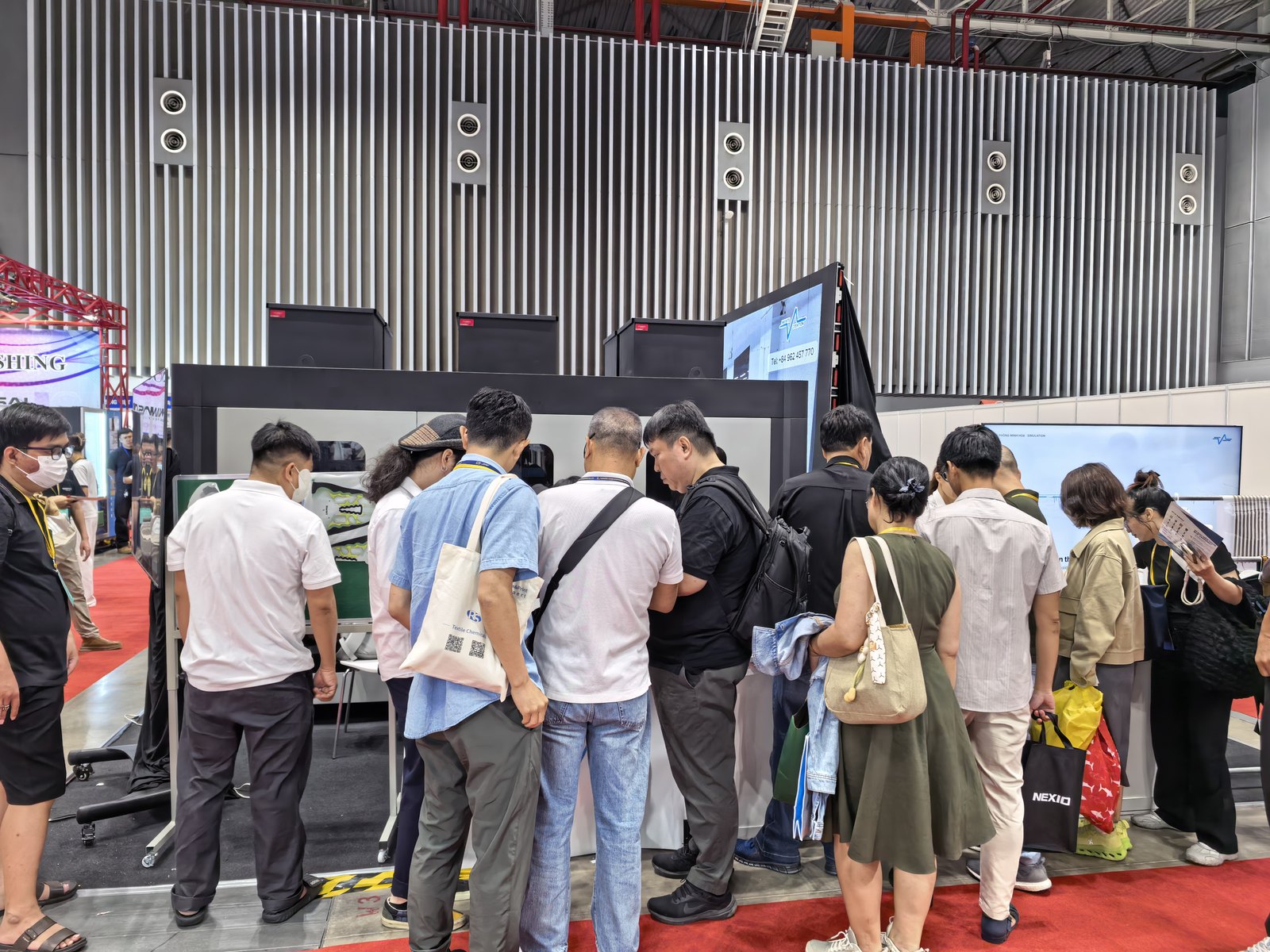 观众在 A775 展位前排队等候查看印样